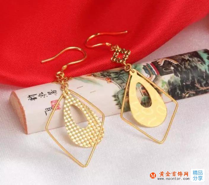 黃金耳釘是直針好還是彎鉤好？誰值得買？業內人一說就明白了！