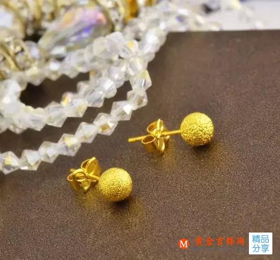 黃金耳釘是直針好還是彎鉤好？誰值得買？業內人一說就明白了！