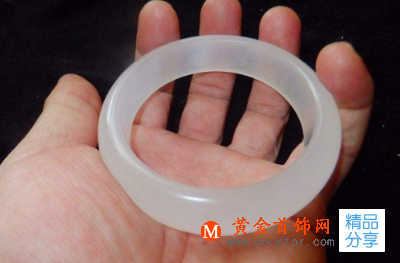 玉鐲和黃金手鐲哪個值得買？手鐲買黃金還是玉的好？