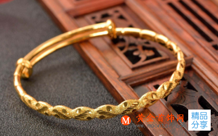 玉鐲和黃金手鐲哪個值得買？手鐲買黃金還是玉的好？