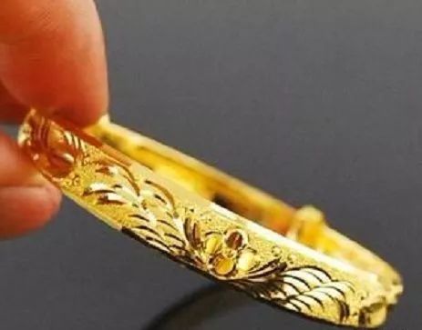 懂黃金首飾的人，買時會仔細這“3處”，珠寶店主也夸贊：真內行