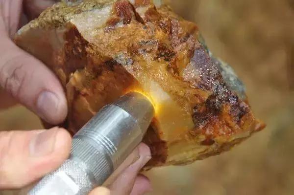 撿的石頭怎樣看出是玉？在河里撿石頭怎么知道是不是玉
