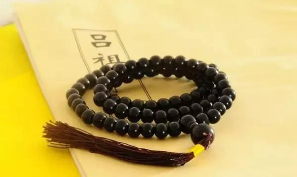 你戴的手串是佛教的還是道教的？念珠不等于佛珠，念珠佛珠哪種適合