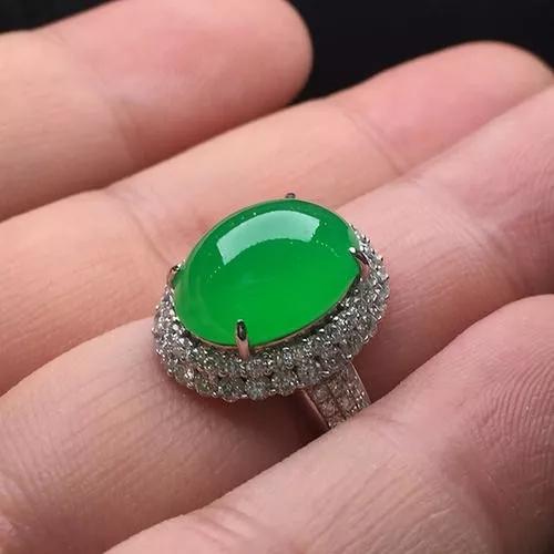百萬翡翠竟然是拼的？垃圾玉用陰招，秒變帝王綠！