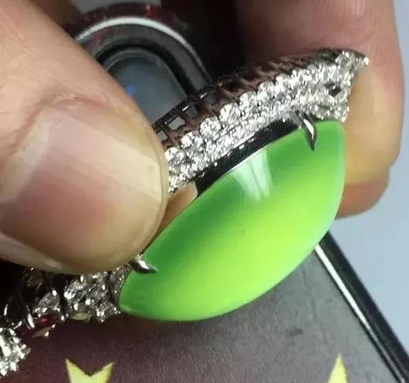 百萬翡翠竟然是拼的？垃圾玉用陰招，秒變帝王綠！