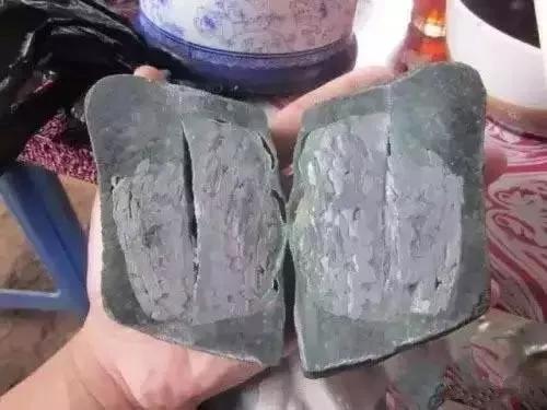 百萬翡翠竟然是拼的？垃圾玉用陰招，秒變帝王綠！