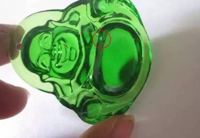 百萬翡翠竟然是拼的？垃圾玉用陰招，秒變帝王綠！