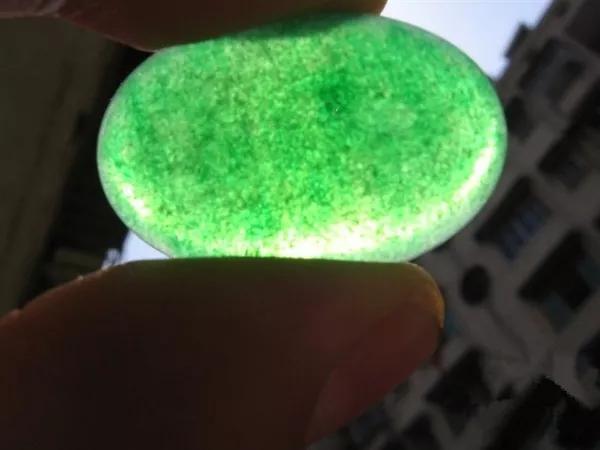 百萬翡翠竟然是拼的？垃圾玉用陰招，秒變帝王綠！