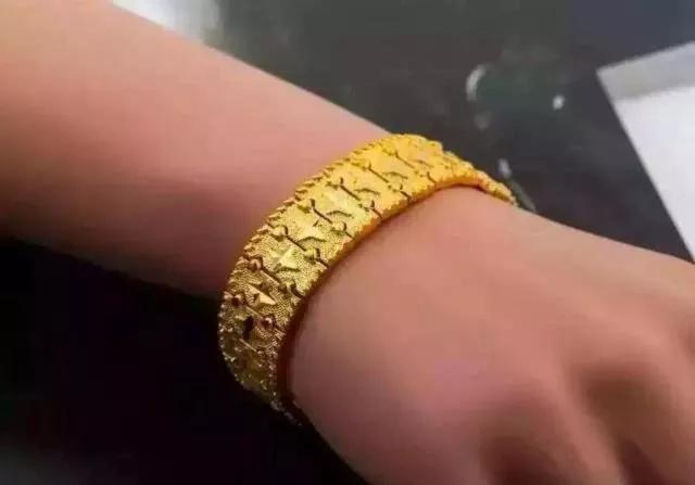 為什么說不要在店里試戴黃金手鐲？知情人說出了背后的貓膩……