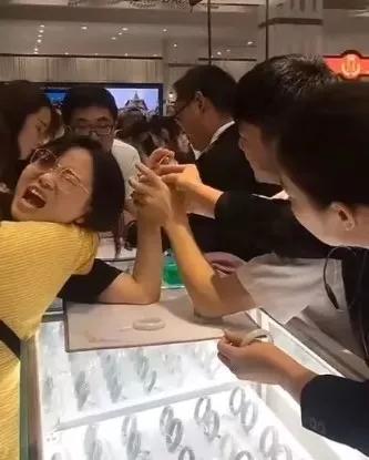 手鐲取不下來可以敲碎嗎？這些首飾不卡手，手鐲取不下來有妙招圖