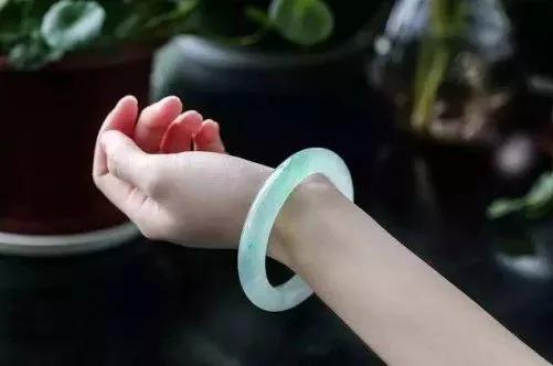 買玉鐲怎么選?如何購買玉手鐲