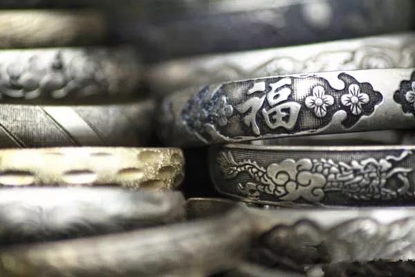 銀飾的工藝都有哪些？銀飾便宜貨，戴了太丟人？用這個方法改進，就能升值、傳世當傳家寶