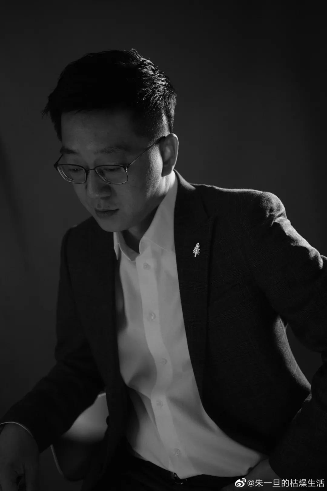 土豪朱一旦坐地鐵，樸實無華的有錢人怎么戴珠寶？
