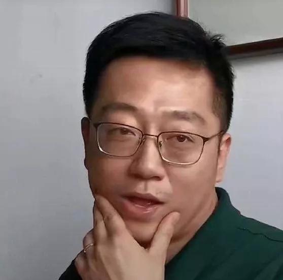 土豪朱一旦坐地鐵，樸實無華的有錢人怎么戴珠寶？