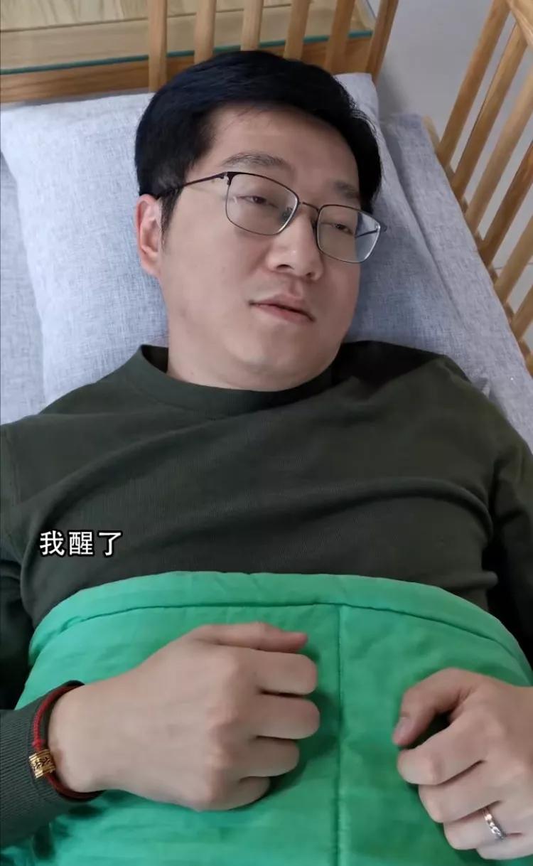 土豪朱一旦坐地鐵，樸實無華的有錢人怎么戴珠寶？