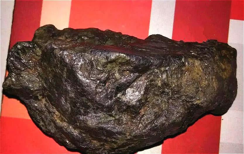 全球最貴的石頭，2億只能買1克，認識一下，萬一路上看到...