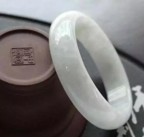 翡翠的顏色大全-翡翠竟然有108種顏色！到底什么顏色最好？