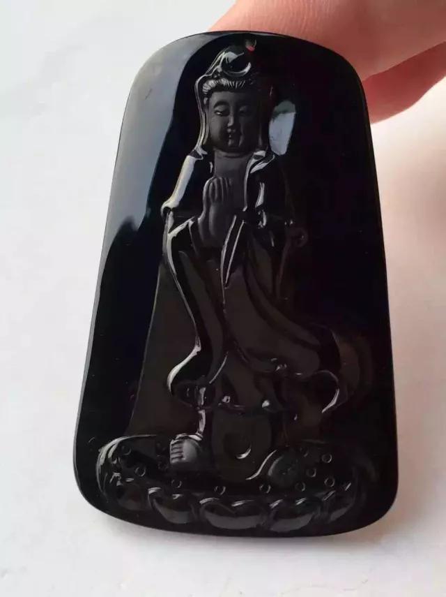 翡翠的顏色大全-翡翠竟然有108種顏色！到底什么顏色最好？