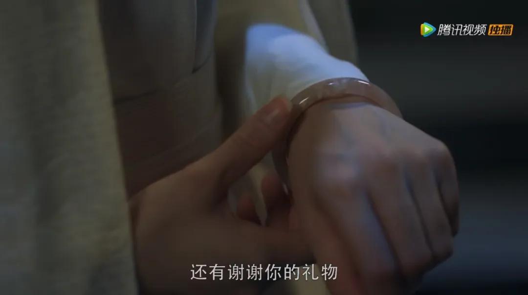 鳳九殿下，你戴的那個手鐲，真不是茶晶的...
