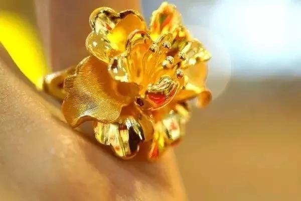黃金、鉑金鉆戒戴久了，不如以前亮？一招讓它再“閃”起來！