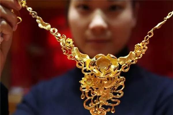 大牌拿我們當傻子嗎！掉鉆、變黑、還都是劃痕，購買珠寶前最需要注意的問題