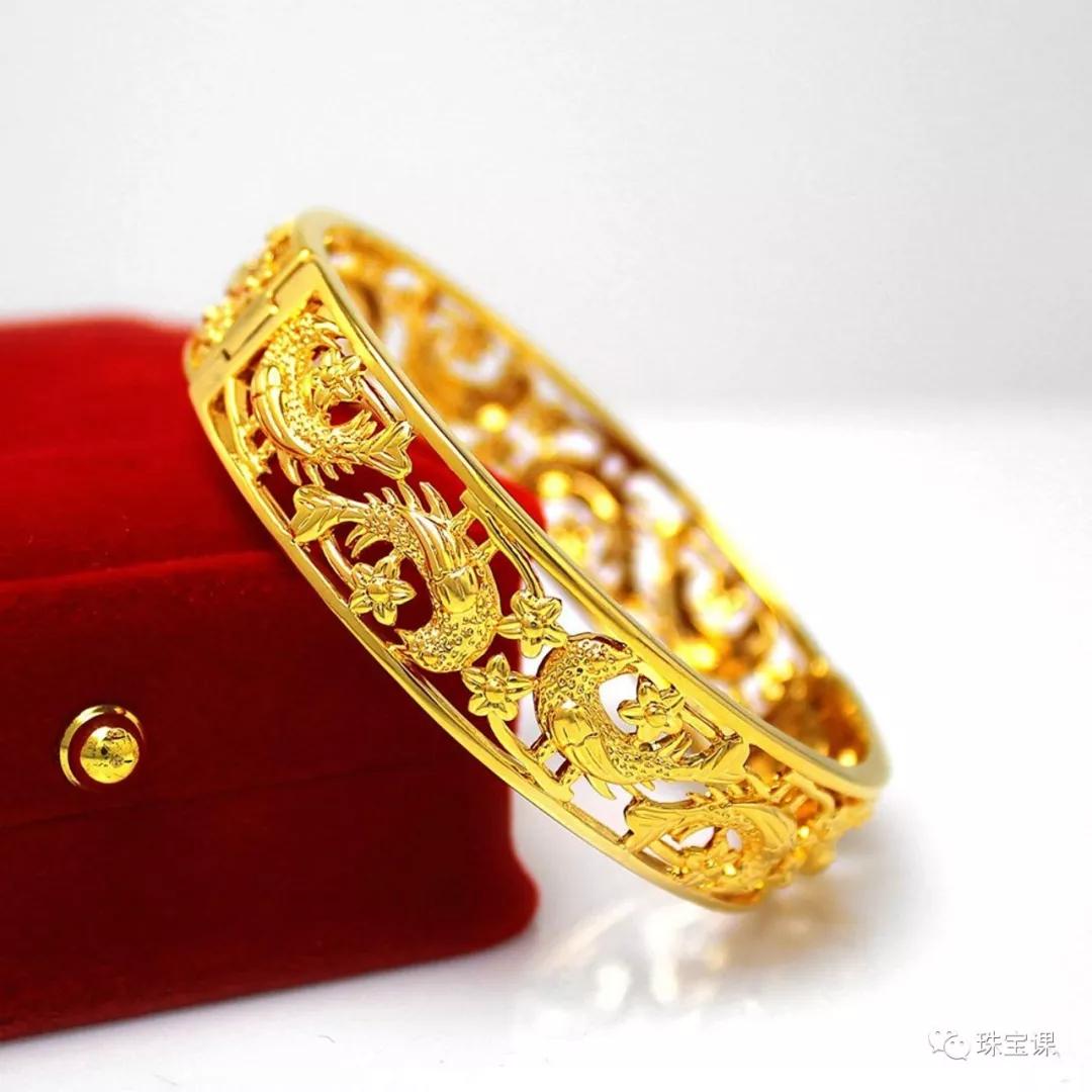 黃金手鐲花紋寓意大全 | 陳妍希與胡杏兒中式婚禮最惹眼！