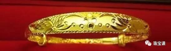 黃金手鐲花紋寓意大全 | 陳妍希與胡杏兒中式婚禮最惹眼！