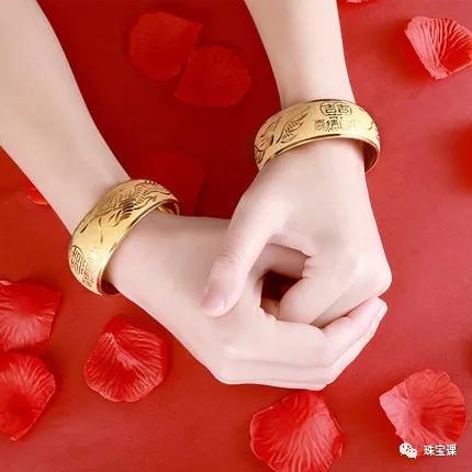 黃金手鐲花紋寓意大全 | 陳妍希與胡杏兒中式婚禮最惹眼！