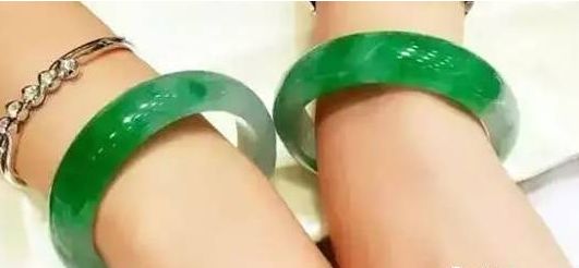 手鐲只戴一只會破財，左進右出才吉利？手串、戒指也都不一樣！