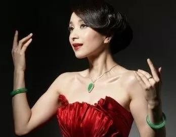 手鐲只戴一只會破財，左進右出才吉利？手串、戒指也都不一樣！