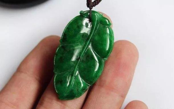 都說綠色的翡翠最貴，但這種滿綠竟然不值錢？