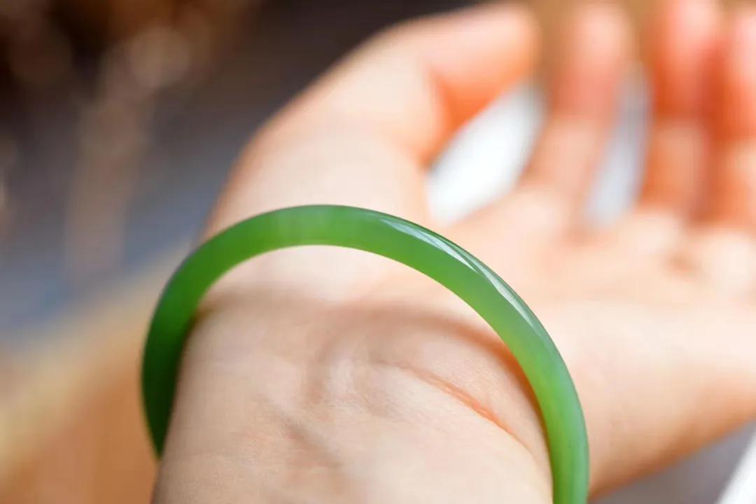 女生戴手鐲疼成表情包，怎樣才能優雅的把它摘下來？