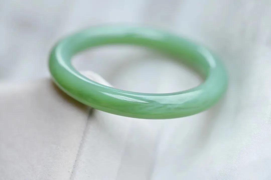 女生戴手鐲疼成表情包，怎樣才能優雅的把它摘下來？
