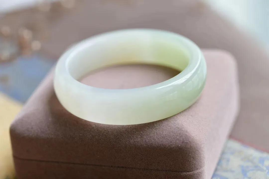 女生戴手鐲疼成表情包，怎樣才能優雅的把它摘下來？