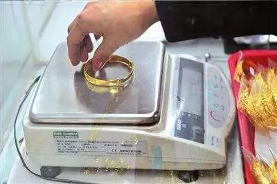 商場柜臺的珠寶怎么買才最靠譜？三招揭秘商家慣用套路