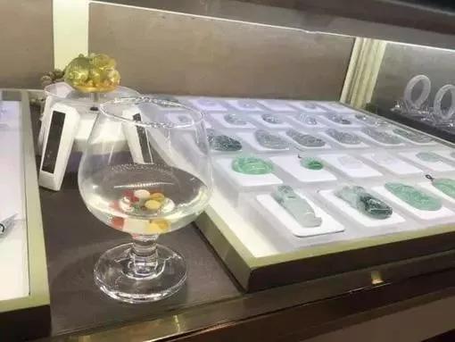 商場柜臺的珠寶怎么買才最靠譜？三招揭秘商家慣用套路