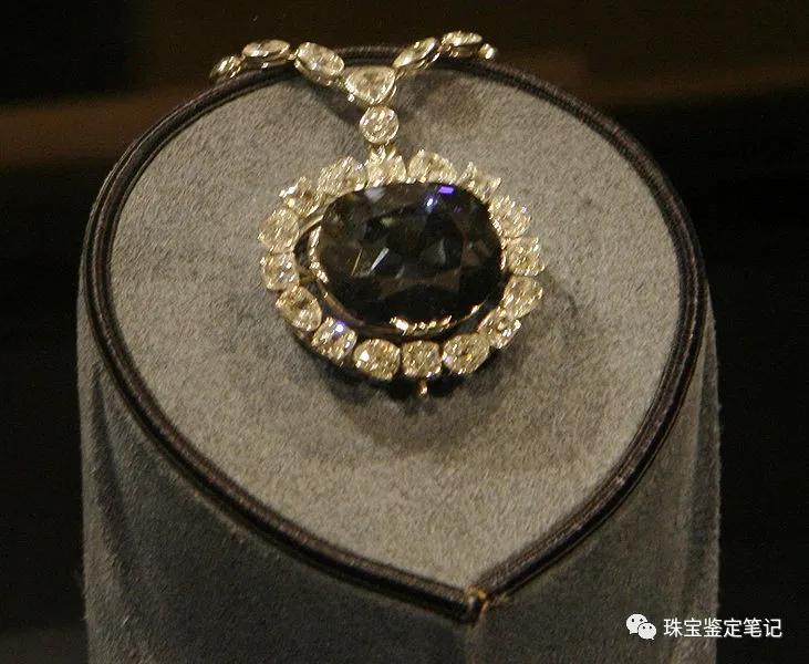 2020年度Pantonte的流行色－Classic Blue經典藍與珠寶