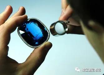 2020年度Pantonte的流行色－Classic Blue經典藍與珠寶