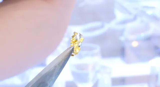 金戒指掉色，女子補差價更換更高純度戒指還掉色，商家：是你粘了東西！