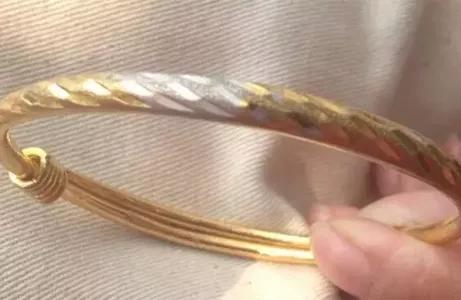 金戒指掉色，女子補差價更換更高純度戒指還掉色，商家：是你粘了東西！
