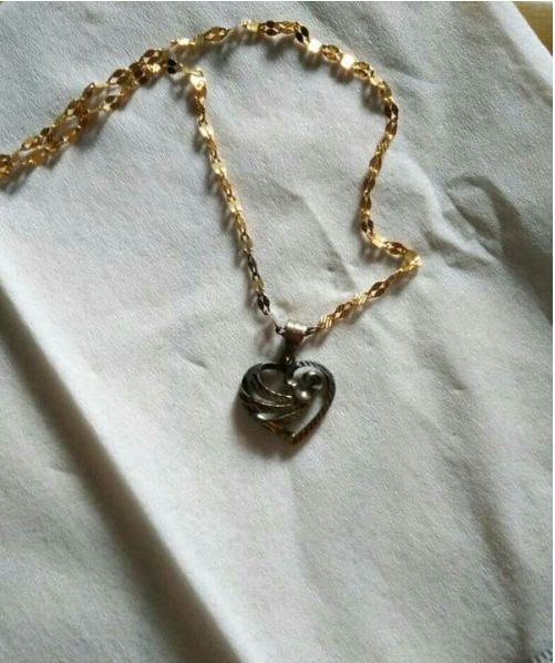 金戒指掉色，女子補差價更換更高純度戒指還掉色，商家：是你粘了東西！