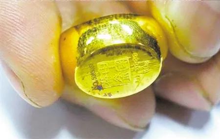 金戒指掉色，女子補差價更換更高純度戒指還掉色，商家：是你粘了東西！