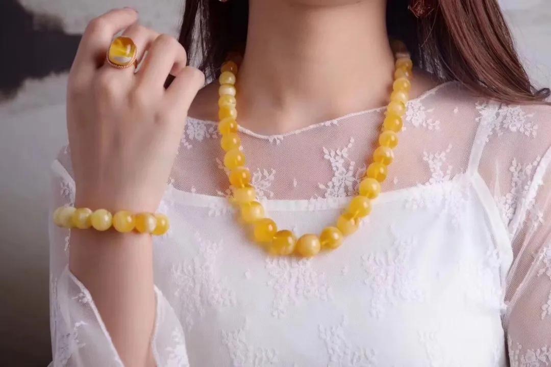 最適合戴蜜蠟“六大人群”，戴金戴銀不如戴蜜蠟？