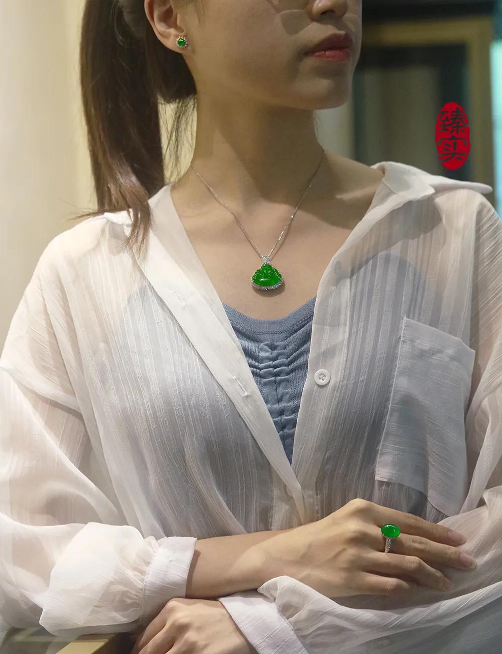 夏雨時節最宜賞玉，臻實的高定翡翠作品，也是對綠色最完美的詮釋