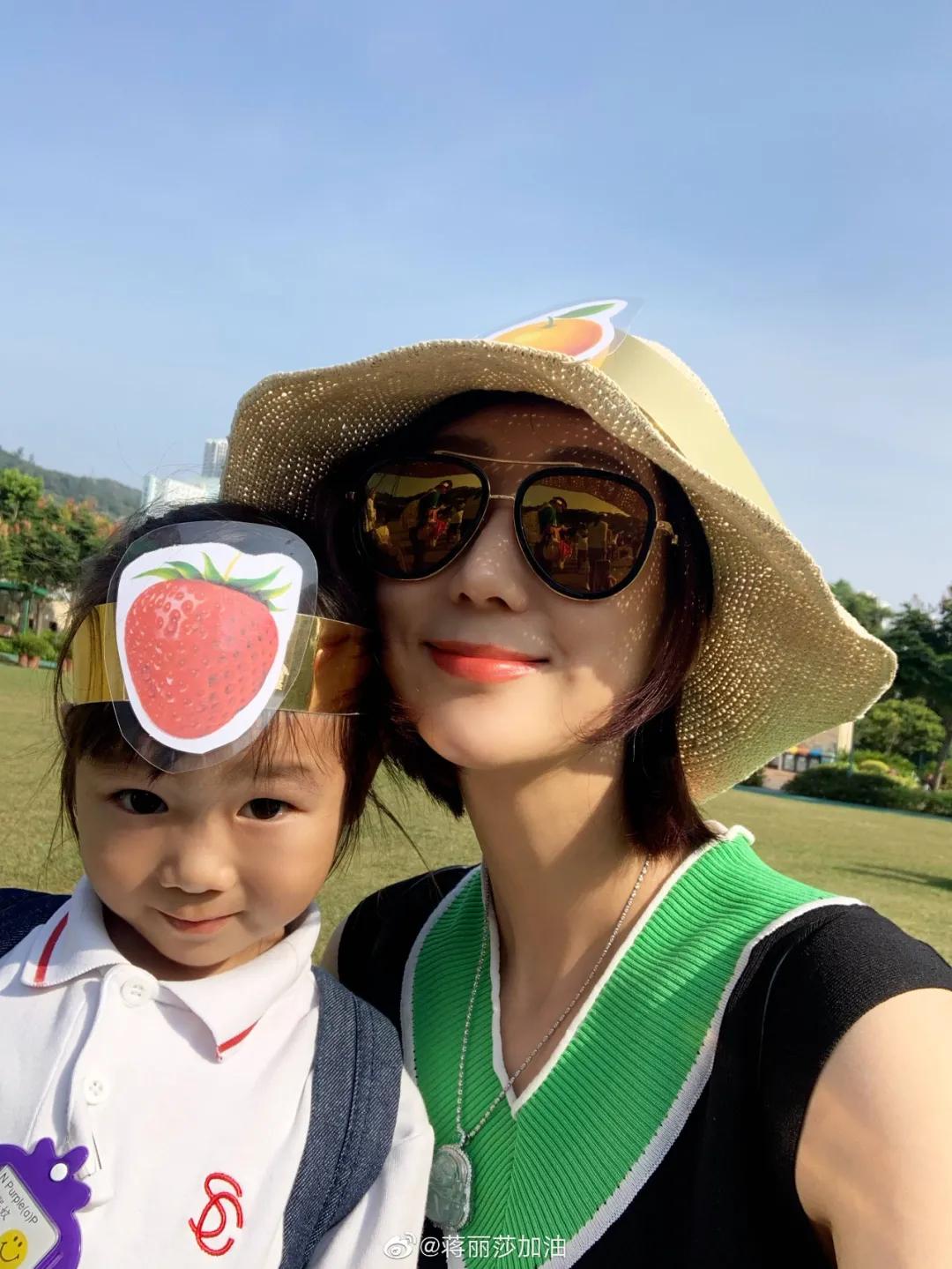 陳浩民妻子直播賣Tiffany項鏈，被網友說是假貨？