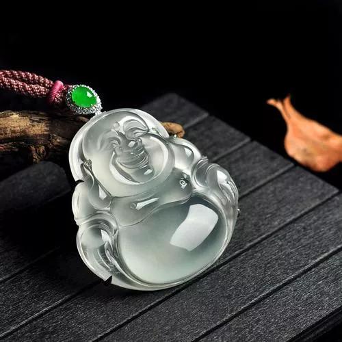 女戴佛，戴的是站佛還是坐佛？背后的來頭大有講究！