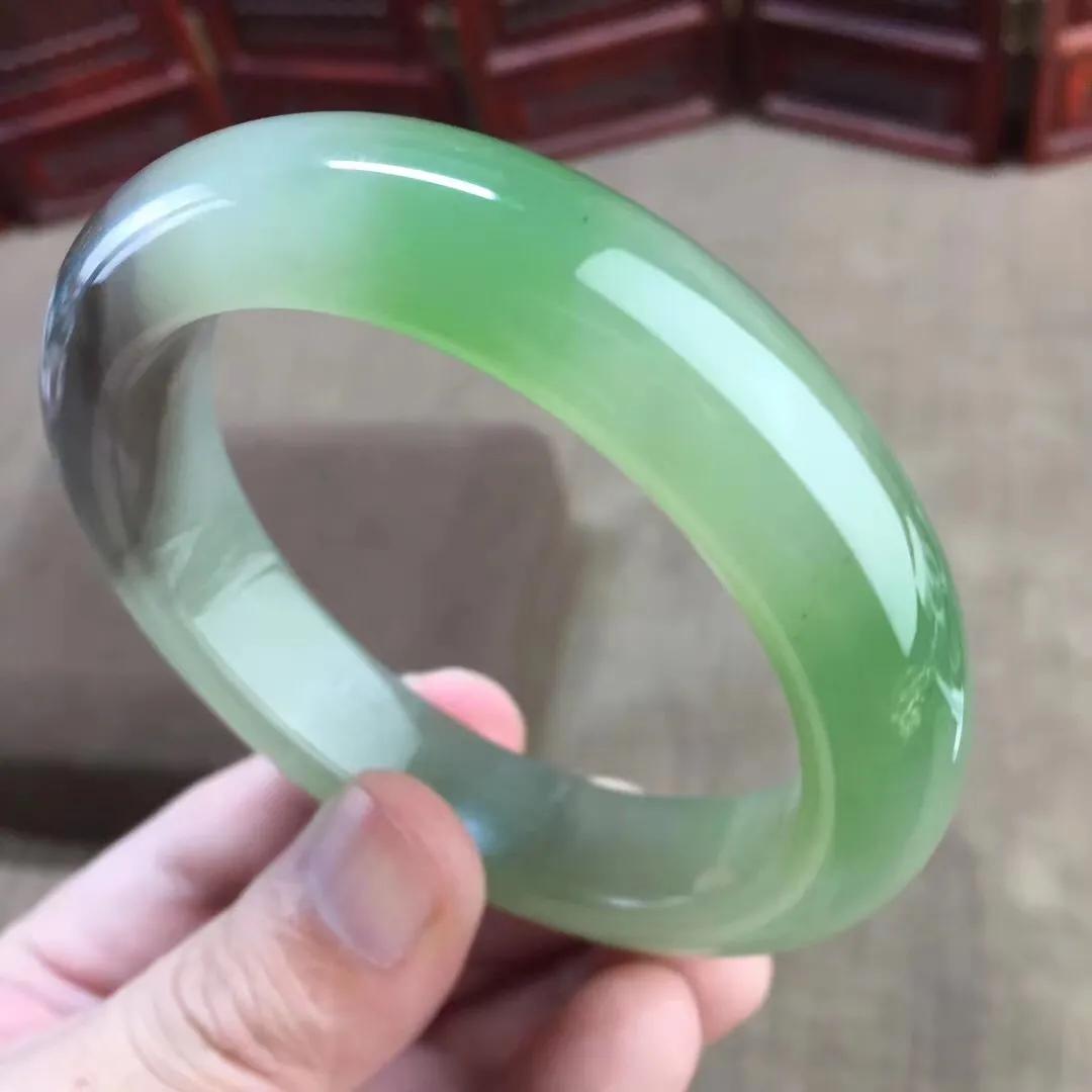 玉石上出現三種顏色，這種玉值錢嗎？