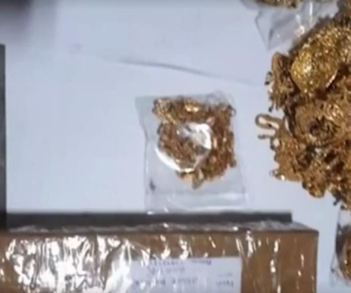 機場發現可疑箱子，打開竟是2300萬黃金……