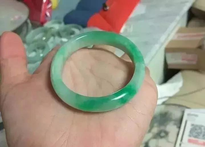 千萬別買這種鐲子：一半翡翠，一半石頭！不翻面，誰都看不出！