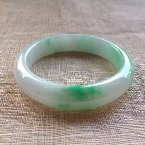 玉手鐲戴久了沒光澤，該怎么辦？4個技巧讓手鐲越來越漂亮！